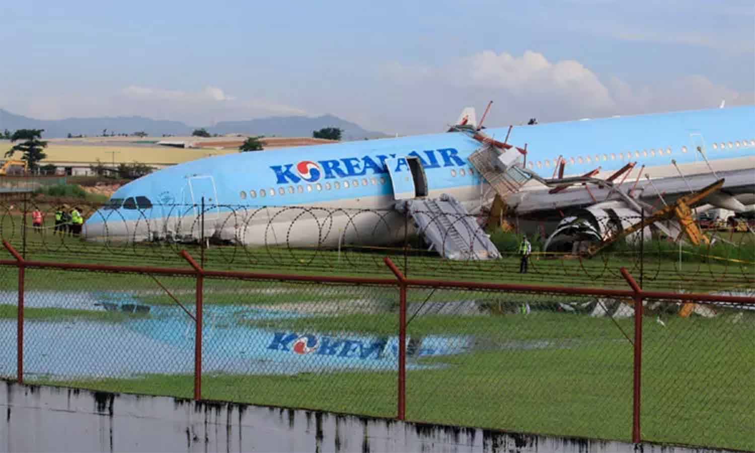 புல்வெளியில் பாய்ந்த விமானம்! - விமான நிலையத்துக்கு பூட்டு 1 plane