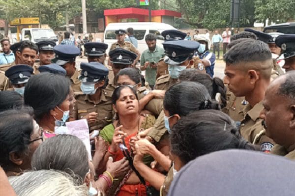 ஜனாதிபதி வவுனியா விஜயம்! - கறுப்புக் கொடிகளுடன் எதிர்ப்பு போராட்டம் 3 image 444ca3d3b8