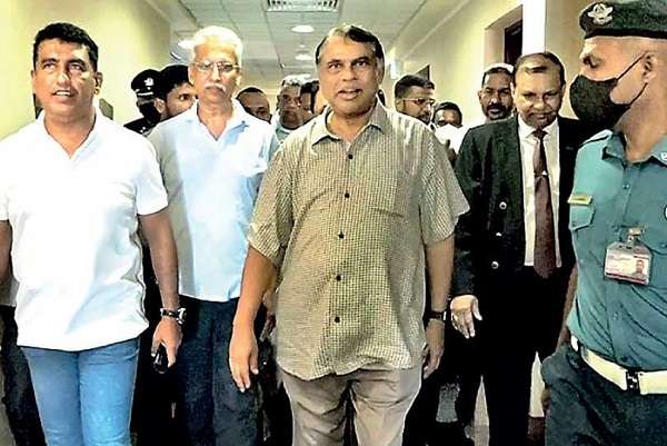 விமான நிலையத்தில் கட்டணம் செலுத்தாத பசில் 1 image 65a2ba27fc