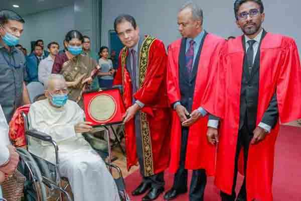 'சிறந்த அரசியல் பிரமுகர்' - சம்பந்தனுக்கு விருது 1 image 6a45a7b5db