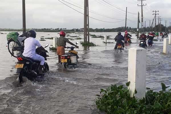 சீரற்ற காலநிலை! - யாழில் 221 குடும்பங்கள் பாதிப்பு 1 image 95955ecf51