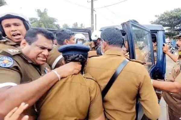 கழுத்தைப் பிடித்துத் தள்ளிய பொலிஸ் அதிகாரி - விசாரணை ஆரம்பம் 1 image 9bdded6122