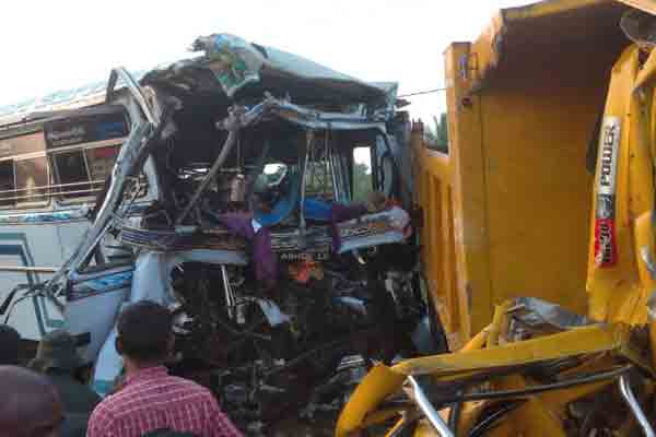 பஸ் - டிப்பர் மோதி கோர விபத்து - 15 பேர் காயம் 3 image bbe95d30db