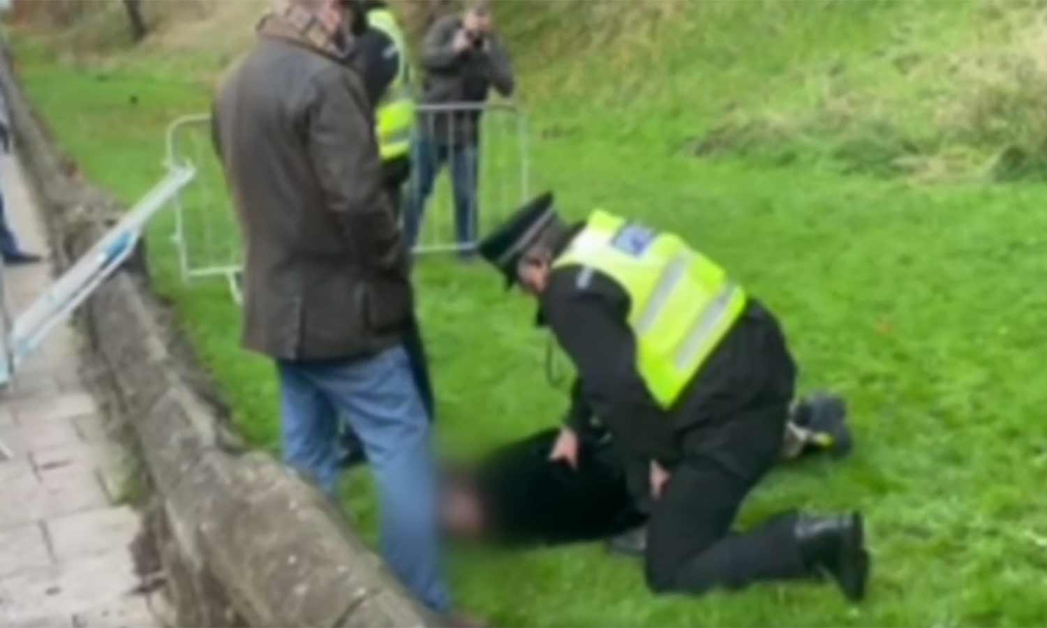 அரசர் சார்லஸ் மீது முட்டை வீச்சு- ஒருவர் கைது 1 uk man arrested