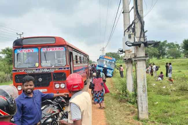 போட்டிக்கு ஓடிய பேரூந்துகள் விபத்து!! 1 1671263724 ac 2