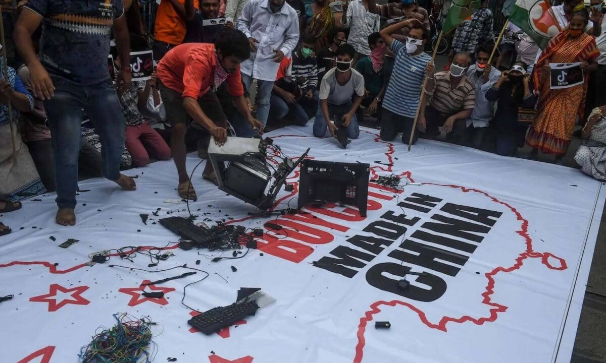 சீன பொருட்களை வாங்க இந்தியர்கள் மறுப்பு! 1 china 1