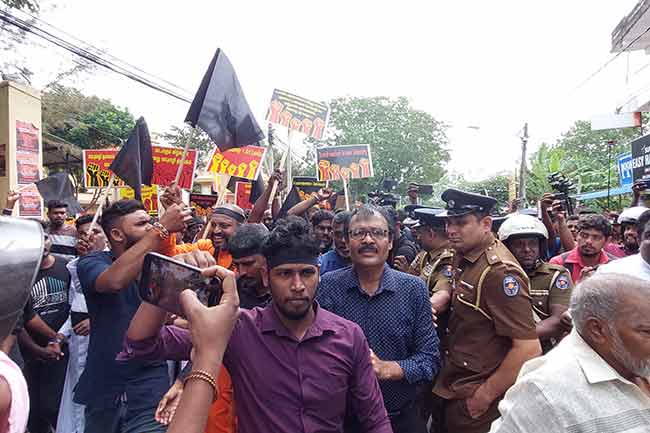 பொலிஸ் தடையை மீறி யாழ் பல்கலைக்கழகத்திலிருந்து மட்டக்களப்பு நோக்கி பேரணி 1 1675520419 protest 2