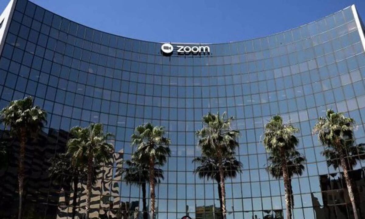 1,300 ஊழியர்களை பணி நீக்கம் செய்தது 'ஜூம்' 1 zoom