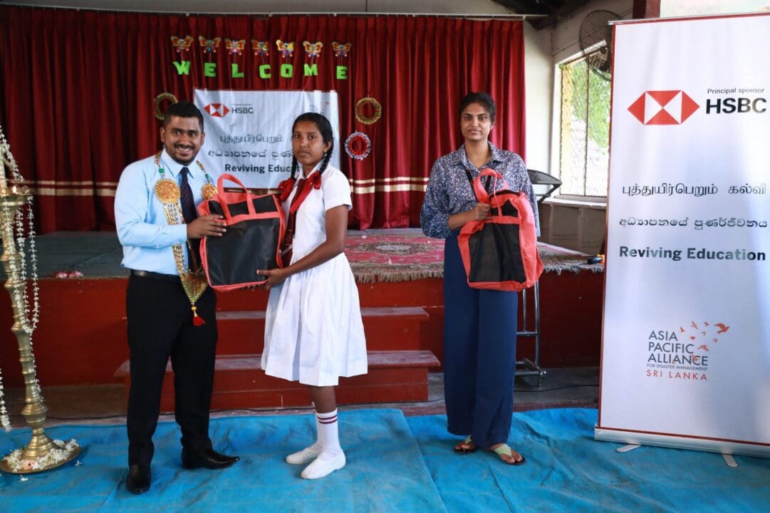 வறிய மாணவர்களுக்கான நான்கு லட்சம் ரூபா பெறுமதியான பாடசாலை உபகரணங்கள் வழங்கிவைப்பு! 1 IMG 20230525 WA0082